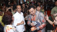 Presiden Joko Widodo didampingi Menteri Kelautan dan Perikanan RI Susi Pudjiastuti menyimak penjelasan petugas BNI terkait teknologi EDC Mobile yang dapat memudahkan transaksi di Pasar Ikan Modern Muara Baru (PIMMB), Jakarta, Rabu (13 Maret 2019).
