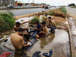 Krisis Air Bersih, Warga Venezuela Mandi di Gorong-gorong