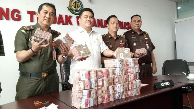 Terdakwa Korupsi Proyek Bandara Atung Bungsu Kembalikan Uang Rp 2,3 M Terdakwa Korupsi Proyek Bandara Atung Bungsu Kembalikan Uang Rp 2,3 M