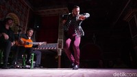 Intisari pertunjukan tradisional ini adalah menyanyi, menari dan memainkan alat musik. Terkadang bisa juga musik saja yang dimainkan tanpa adanya tarian (M Resha Pratama/detikcom)