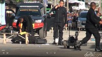 Tim Densus datang dengan peralatan lengkap ke rumah yang ada di lokasi kedua. Tim juga membawa robot penjinak bahan peledak. (Foto: Abdi Somat Hutabarat/detikcom)