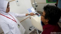 Seorang pekerja tengah memeriksakan kondisi kesehatannya. Pelayanan hidup sehat ini adalah dengan menggandeng klinik yang berbasis di Nagoya Jepang yakni Kaikoukai Clinic yang berada di pusat perkantoran Senayan. Keren bukan?