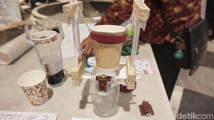 Kreasi Cecilia bakal mencegah kopi tumpah-tumpah (Foto: Widiya/detikHealth) Kreasi Cecilia bakal mencegah kopi tumpah-tumpah (Foto: Widiya/detikHealth)