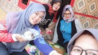 Istri Achmad Dimyati Natakusumah ini ternyata doyan makanan sederhana. Buktinya ia menikmati momennya makan nasi plus terasi. Foto: Instagram irnadimyati