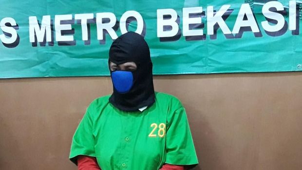 IF mencoba selundupkan ganja dengan cara menyimpannya di pinggang.