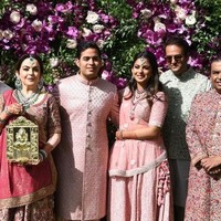 Dalam salah satu rangkaian adat upacara pernikahan, Akash Ambani tampak mengenakan tunik aksen bordir warna pink pastel. Busananya senada dengan sang adik Isha Ambani dan ayah mereka, Mukesh Ambani. Foto: SUJIT JAISWAL / AFP