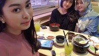 Sepertinya Irna doyan makanan Jepang ya? Di restoran sushi, ia dan dua anak perempuannya sedang menikmati banyak menu. Foto: Instagram irnadimyati