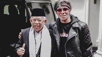 Atta dan Maruf bertemu di Rumah Situbondo, Jakarta Pusat pada Selasa (12/3) kemarin. Atta dan Maruf berpose di samping mobil. Atta memeluk Maruf Amin sementara Maruf mengacungkan jempol.  (Foto: Instagram Atta Halilintar)