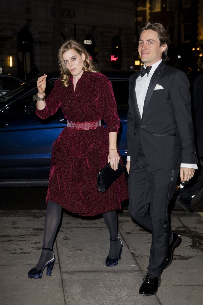 Kontroversi sempat mewarnai perjalanan cinta Putri Beatrice dan Eduardo. Kakak dari Putri Eugenie itu sempat dituduh sebagai pelakor. Faktanya, Edoardo belum menikah. Daily Mail mengabarkan, Eduardo hanya bertunangan dengan Dara Huang. Dari hubungan itu, keduanya memiliki satu anak yang masih bayi. Foto: Getty Images