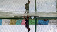 RPTRA di Pulau Untung Jawa itu tak hanya dilengkapi taman bermain untuk anak-anak, tetapi disediakan lapangan futsal.