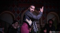 Penari Flamenco mementaskan tarian dengan improvisasi dan gerakan penuh semangat untuk menciptakan pertunjukan yang enerjik serta menarik (M Resha Pratama/detikcom)
