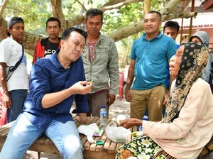 Menpora ke Pantai Dodola, Main Voli Hingga Cicipi Buah Pinang