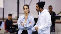 Marsha dan Reza tengah berlatih berdua untuk penampilan mereka di Cinta Tak Pernah Sederhana. Pool/Noel/detikFoto.