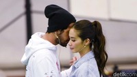 Keduanya juga memeragakan adegan romantis kala berdansa. Pool/Noel/detikFoto.