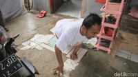 Saban hari, anak bungsu dari 6 bersaudara ini, penuh semangat mengerjakan apapun di bengkelnya, mulai dari tambal ban motor hingga mereparasi sepeda. Ia pun terlihat sangat lihai, meski ia hanya bisa merangkak ke sana ke mari, acap kali ingin mengambil peralatan. 