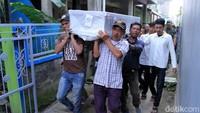 Warga bergantian mengangkat peti jenazah bos tekstil asal Bandung tersebut menuju tempat peristirahatan terakhir.