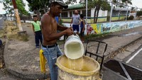 Kondisi yang semakin tak menentu itu membuat warga harus memutar otak untuk dapat bertahan hidup. William Urdaneta/Reuters.