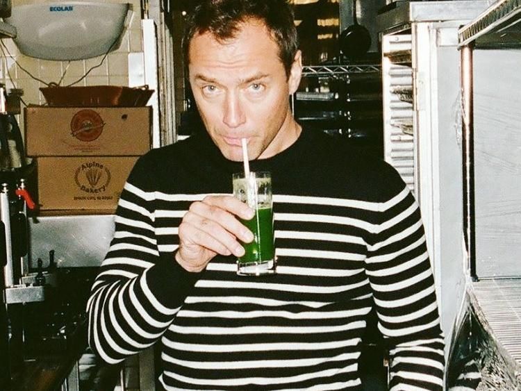 Kerennya Gaya Jude Law Yon-Rogg di Captain Marvel yang Hobi Ngopi