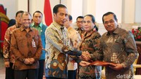 Presiden Jokowi saat menerima dokumen Strategi Nasional Pencegahan Korupsi (Stranas PK).
