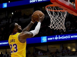 Air Mata LeBron James Sepeninggal Kobe Bryant