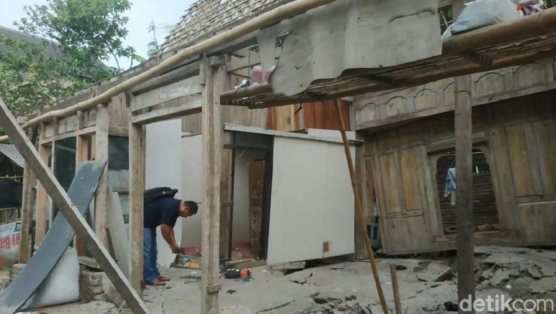 Tanah Gerak Rusak Belasan Rumah di Tulungagung Tanah Gerak Rusak Belasan Rumah di Tulungagung
