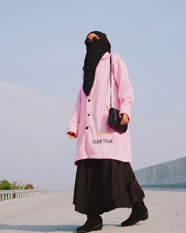 Setiap foto-foto yang diunggahnya selalu menuai pertanyaan hinggap pujian dari netizen. Ada yang menanyakan khimarnya beli di mana, hingga meminta kisah kehidupan Uni menjadi wanita bercadar. Foto: Instagram/UniAlfi