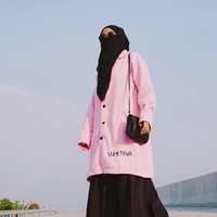 Setiap foto-foto yang diunggahnya selalu menuai pertanyaan hinggap pujian dari netizen. Ada yang menanyakan khimarnya beli di mana, hingga meminta kisah kehidupan Uni menjadi wanita bercadar. Foto: Instagram/UniAlfi