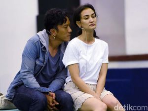Aksi Memukau Atiqah Hasiholan di Pertunjukan Cinta Tak Pernah Sederhana