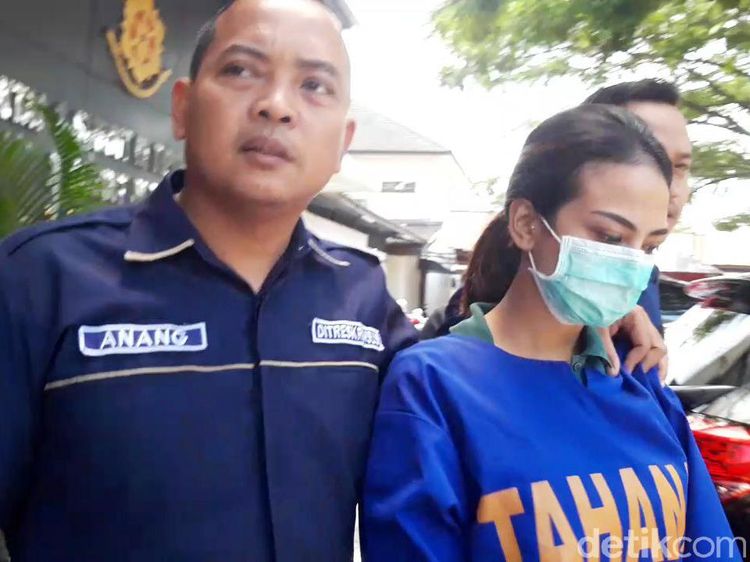 Penampilan Vanessa Angel Usai Sebulan Ditahan