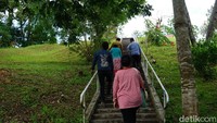 Letaknya berada di atas bukit yang tenang dan sepi. Untuk menuju ke sana, traveler harus meniti puluhan anak tangga terlebih dahulu. (Wahyu/detikTravel)