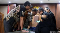 Uang suap itu diberikan Eddy kepada empat anggota DPRD Kalteng yaitu Ketua Komisi B DPRD Kalteng Borak Milton, Sekretaris Komisi B DPRD Kalteng Punding Ladewiq H Bangkan, anggota Komisi B DPRD Kalteng Edy Rosada dan Arisavanah. Uang yang diberikan senilai Rp 240 juta.