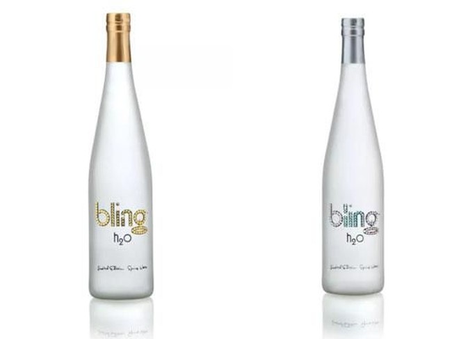 Bling H2O dijual seharga Rp 570 ribuan per 750 ml. Airnya diambil dari mata air English Mountain Spring yang berlokasi di Great Smoky Mountains, Tennessee. Perlu sembilan tahapan dalam proses pemurnian sampai air siap dikemas dan dipasarkan. Air minum dalam kemasan ini biasa disediakan di restoran kelas atas dan tempat spa premium. Foto: istimewa