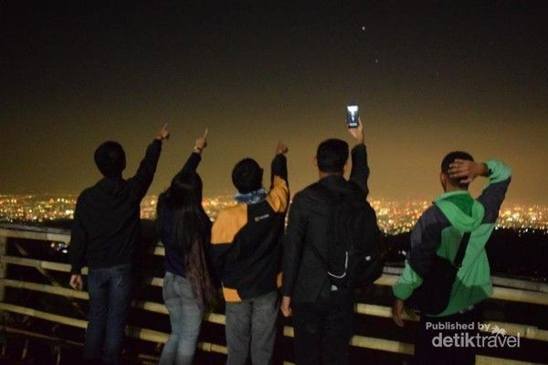 Di Bukit Bintang kamu bisa menikmati keindahan langit senja dengan pemandangan kota Yogya yang indah. Pada malam harinya kamu bisa melihat kerlap-kerlip lampu kota Yogya. (Satya Ali Widodo/dTraveler) Di Bukit Bintang kamu bisa menikmati keindahan langit senja dengan pemandangan kota Yogya yang indah. Pada malam harinya kamu bisa melihat kerlap-kerlip lampu kota Yogya. (Satya Ali Widodo/dTraveler)