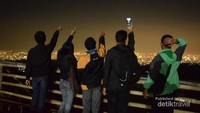 Di Bukit Bintang kamu bisa menikmati keindahan langit senja dengan pemandangan kota Yogya yang indah. Pada malam harinya kamu bisa melihat kerlap-kerlip lampu kota Yogya. (Satya Ali Widodo/dTraveler)
