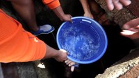 Sulitnya mendapatkan air bersih membuat warga harus berebut dan mencari sumber-sumber air untuk memenuhi kebutuhan hidup. Ivan Alvarado/Reuters.