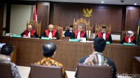 Eddy bersalah melanggar Pasal 5 ayat (1) atau Pasal 13 Undang-Undang Nomor 31 Tahun 1999 sebagaimana diubah dengan Undang-Undang Nomor 20 Tahun 2001 tentang Pemberantasan Tindak Pidana Korupsi juncto Pasal 55 ayat 1 ke-1 dan Pasal 64 ayat 1 KUHP.