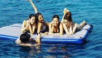 Liburan bersama teman-temannya di Nusa Penida, Bali. (vjwoonsen/Instagram)