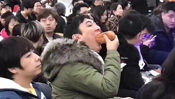 Ia sempat viral di China lantaran memakan membuka mulutnya besar-besar ketika sedang memakan hot dog. Foto: Istimewa