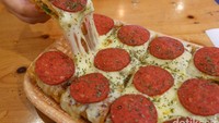 Dari Indonesia, ada martabak telur ber-topping lelehan keju dan pepperoni. Mau coba? Foto: dokdetikFood