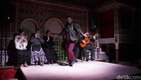 Dalam sebuah pertunjukan Flamenco, biasanya ada seorang pemetik gitar, penyanyi, dan penari. Penari pria diharuskan menari dengan penampilan maskulin, sedangkan wanita menari dengan sikap tenang, bangga, dan dengan sensualitas yang terkendali (M Resha Pratama/detikcom)
