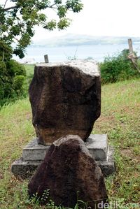 Tugu kecil di samping tugu utama yang dirusak warga (Wahyu/detikTravel)