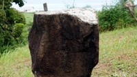 Selai tugu besar, ada pula tugu kecil yang ada di sampingnya. Sayang tugu ini sudah tidak utuh lagi berkat ulah wisatawan yang tidak bertanggung jawab. (Wahyu/detikTravel)