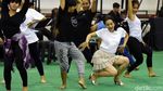 Atiqah Hasiholan Tunjukkan Goyang Sensual, Ada Apa?