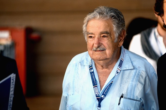 Mantan Presiden Uruguay Jose Mujica disebut sebagai presiden paling miskin di dunia. Ia menolak untuk tinggal di rumah kepresidenan dan memilih hidup di tempat di mana ia bisa menanam sayuran dan menjualnya. Mujica juga mendonasikan 90% penghasilannya untuk amal. Foto: Getty Images