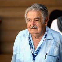 Mantan Presiden Uruguay Jose Mujica disebut sebagai presiden paling miskin di dunia. Ia menolak untuk tinggal di rumah kepresidenan dan memilih hidup di tempat di mana ia bisa menanam sayuran dan menjualnya. Mujica juga mendonasikan 90% penghasilannya untuk amal. Foto: Getty Images