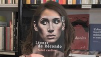 Akun milik toko buku di Prancis itu mengunggah foto pengunjungnya yang berpose bersama sebuah buku. Dok. Instagram/librairie_mollat