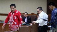 Keempat anggota DPRD itu adalah Edy Rosada (batik merah), Punding Bangkan (baju putih), Borak Milton (batik coklat) dan Arisavanah (batik biru).