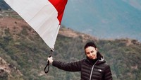 Bertepatan dengan momen Hari Perempuan Internasional beberapa hari lalu, Sophia Latjuba tampak tengah mengibarkan bendera merah putih di Annapurna Range yang terkenal akan rute trekkingnya (@sophia_latjuba88/Instagram)