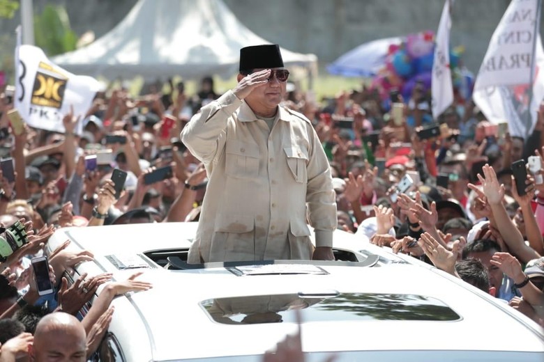 Prabowo memanfaatkan fitur sunroof di mobil. Foto: Dok. BPN Prabowo-Sandiaga Prabowo memanfaatkan fitur sunroof di mobil. Foto: Dok. BPN Prabowo-Sandiaga