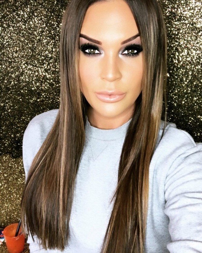 Namun Danielle menyarankan bahwa sebaiknya tidak menjalani operasi plastik apapun. Ladies, barbahagialah dengan dirimu! Misiku kini adalah jadi bahagia, sehat dan makan dengan baik, petuah bintang reality TV Big Brother itu.  Foto: dok. Instagram (@missdlloyd)